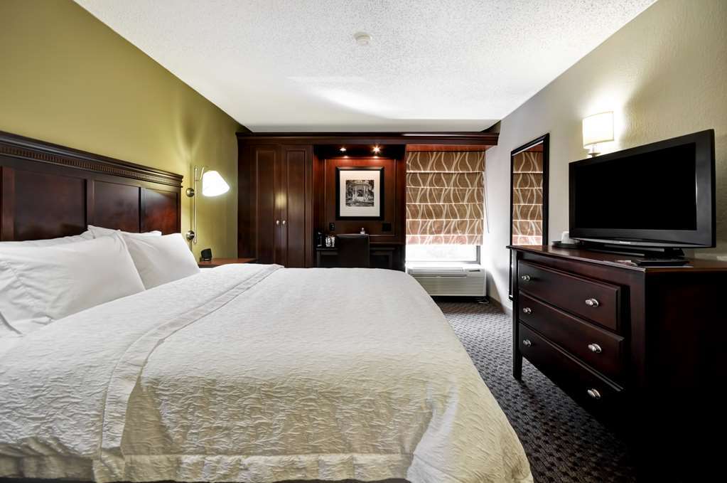 Hampton Inn & Suites Charlotte Arrowood Rd Room photo